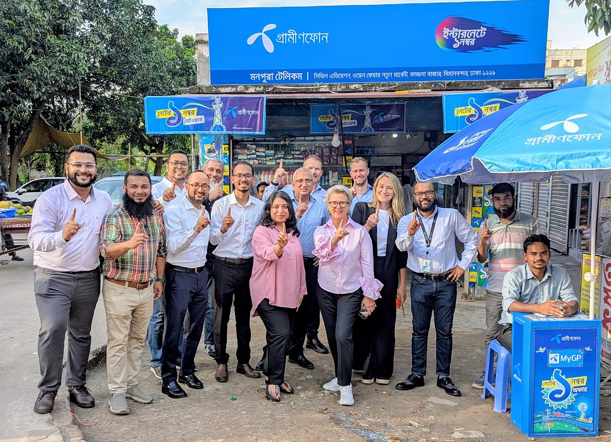বাংলাদেশ সফর করলেন টেলিনরের সিইও, কথা বললেন গ্রাহকের সঙ্গে