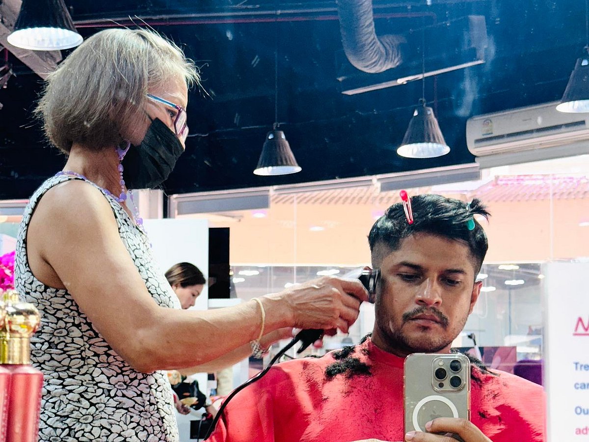 তোমাকে আমার ভালো লাগছে, টাকা লাগবে না, কিন্তু ডলার দিয়ো...