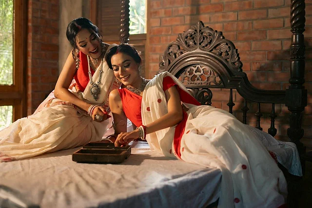 নরম খাদি শাড়িতে আরাম আর ফ্যাশন দুই-ই নিশ্চিত হয়েছে