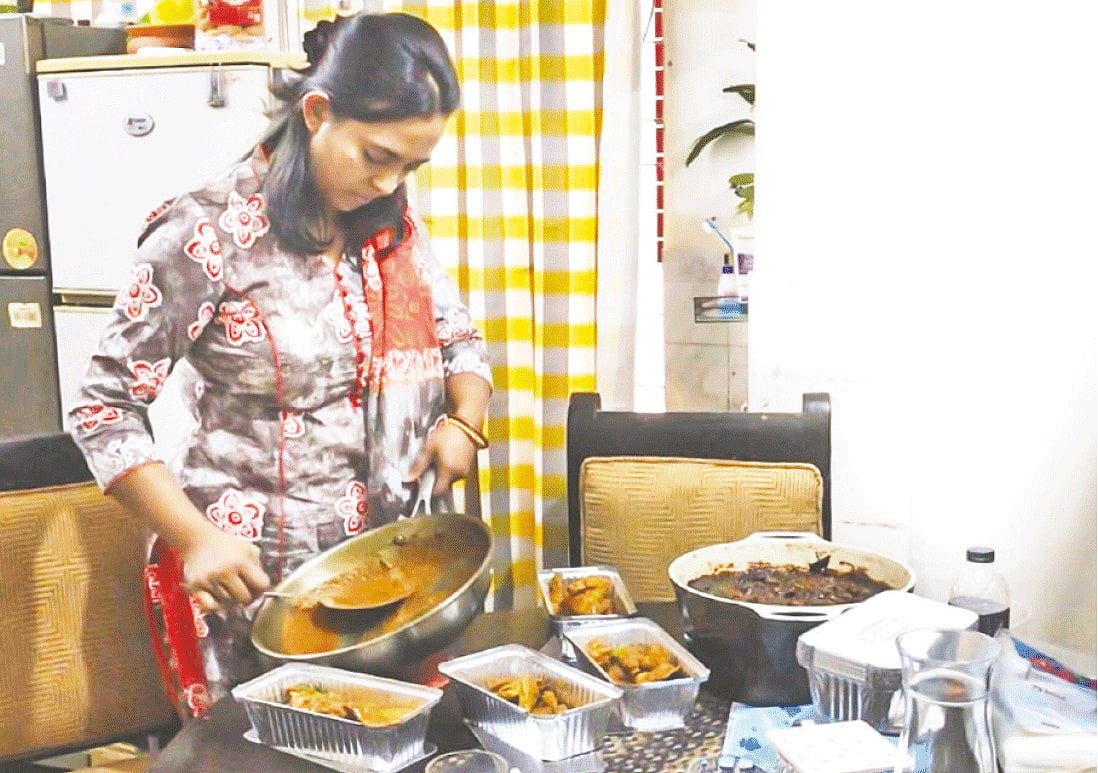 সালসাবিলি জান্নাত খাবার মোড়কজাত করছেন