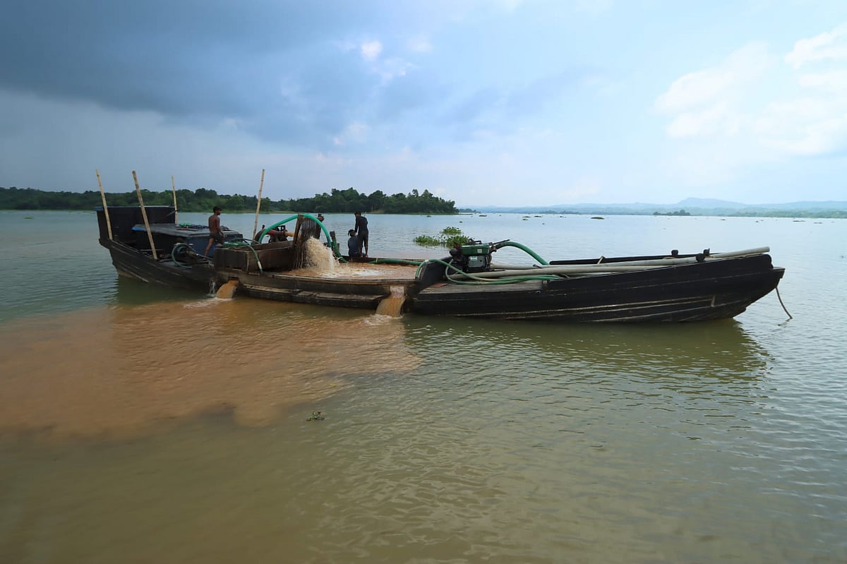 তৈমিদুংমুখ এলাকায় ড্রেজার বসিয়ে বালু তোলা হচ্ছে।