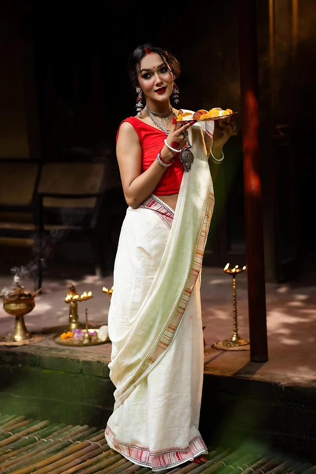 ঐতিহ্য ও আধুনিকতার এক অনন্য মেলবন্ধন এই লাল পাড়ে সাদা শাড়ি