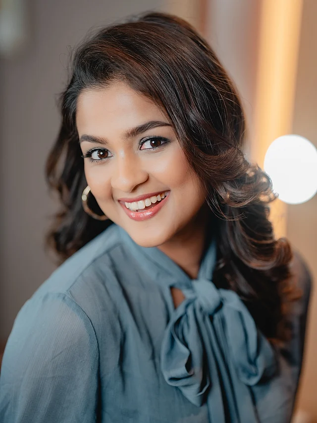ড্রেসটির বিশেষত্ব হলো সামনে বাঁধা বড় বো টাই ডিজাইন আর পাফ স্লিভ, যা পুরো লুককে দিয়েছে ভিনটেজ টাচ