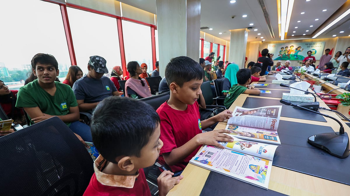 অনুষ্ঠানে এসে কিশোর আলো দেখছে দুই শিশু।