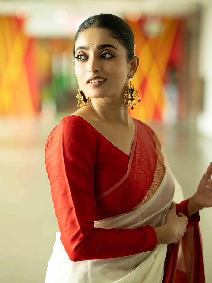লাল পাড়ের সাদা শাড়িতে ঈশা