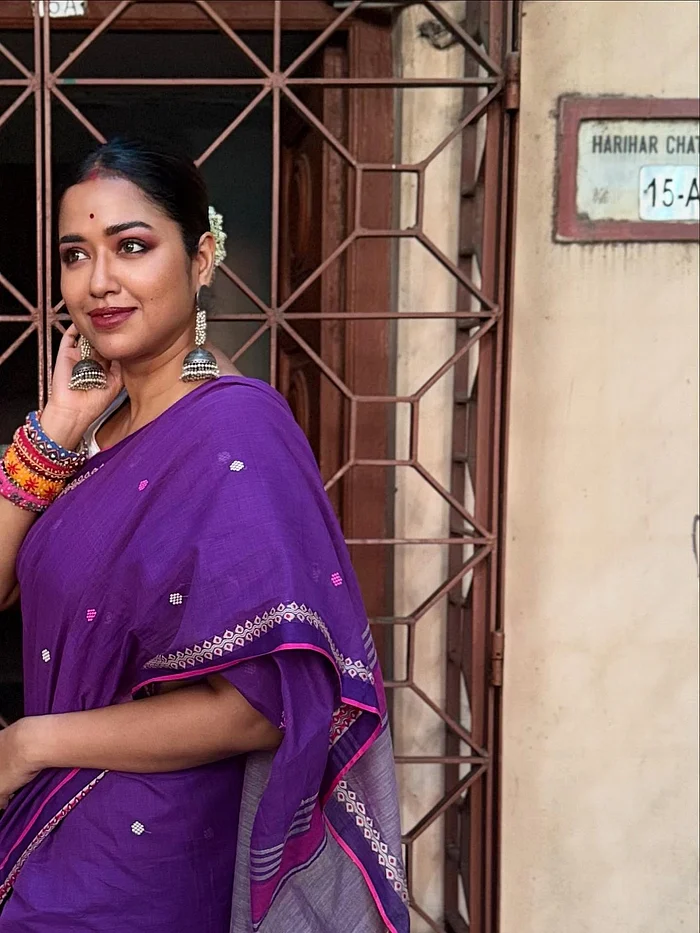 বেগুনি তাঁতের শাড়িতে সোহিনী সরকার