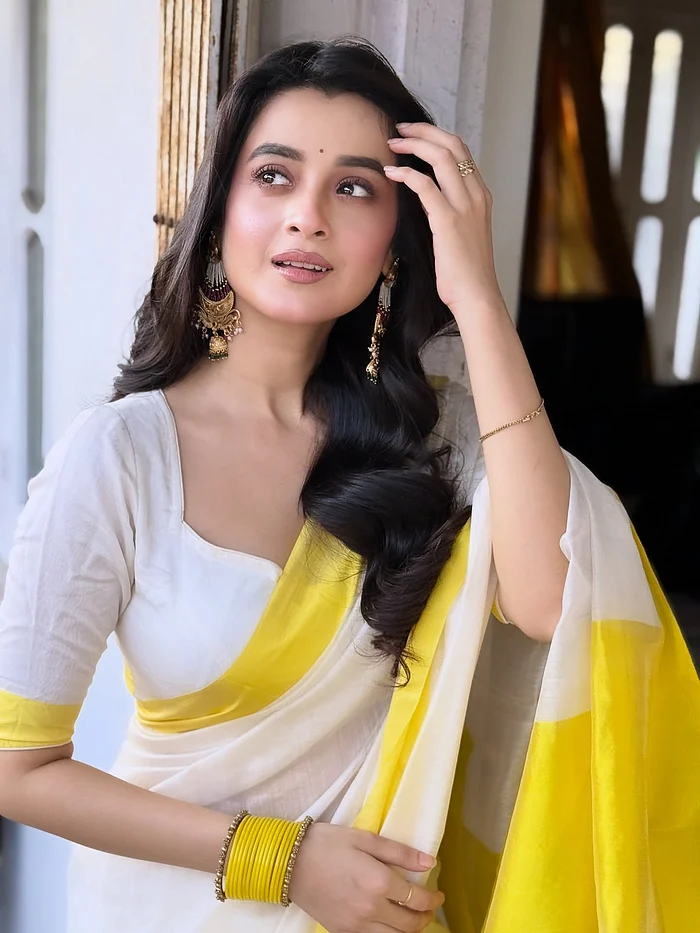 সাদা-হলুদ শাড়িতে দর্শনা বণিক