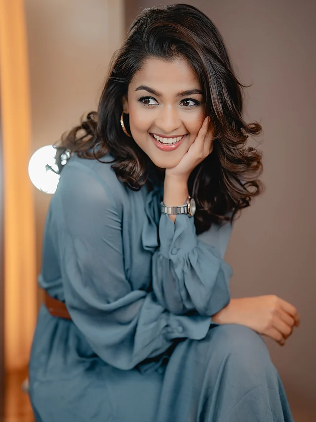 লুকে প্রাণবন্ত আমেজ যোগ করেছে সাদিয়ার সফট কার্লস হেয়ারস্টাইল