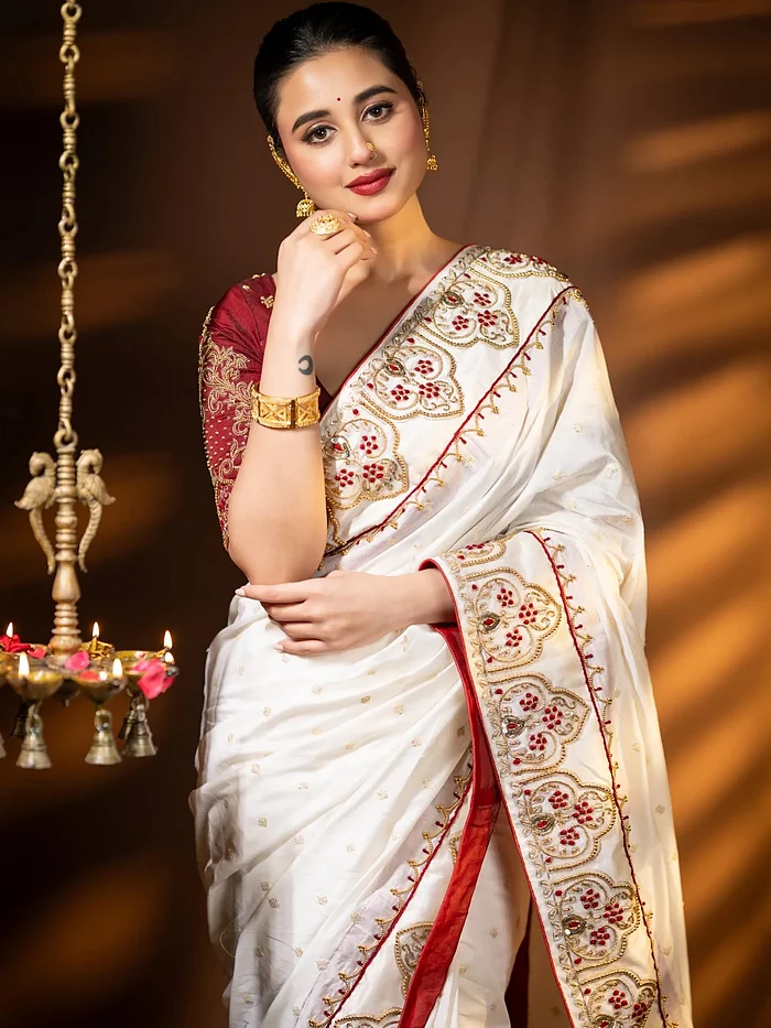 লাল-সাদা শাড়িতে স্বস্তিকা দত্ত
