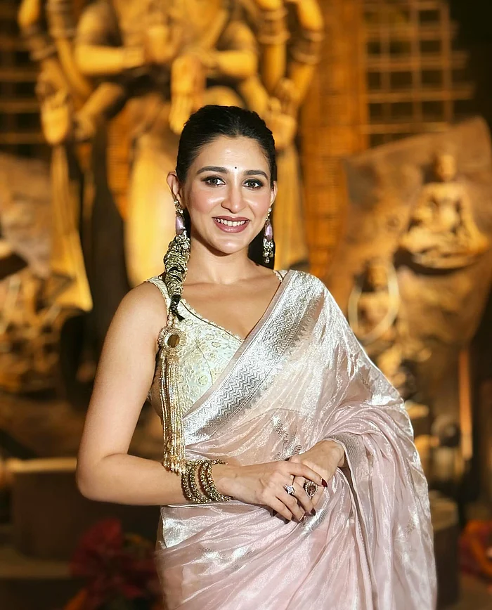 সিলভার জরিপাড়ের শাড়িতে ঐন্দ্রিলা