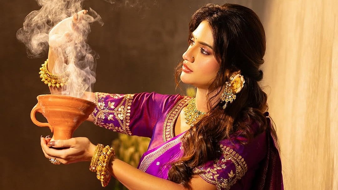 ঢালিউড থেকে টলিউড ও বলিউডে কোন তারকার পূজার সাজ কেমন ছিল