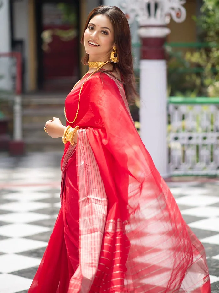 লাল শাড়িতে প্রিয়াঙ্কা