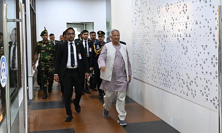 প্রধান উপদেষ্টা অধ্যাপক মুহাম্মদ ইউনূস জাতিসংঘের ৮০তম অধিবেশনে যোগদান শেষে নিউইয়র্ক থেকে আজ বৃহস্পতিবার সকালে দেশে ফেরেন