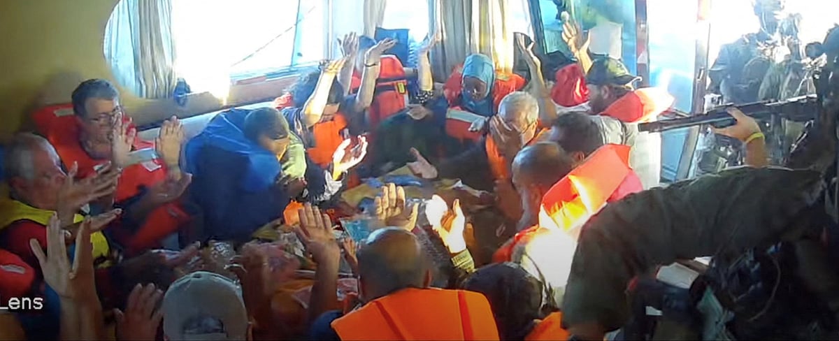 গাজা অভিমুখী নৌবহরে ইসরায়েলি সেনাদের আক্রমণ, ধরে নেওয়া হলো অধিকারকর্মীদের