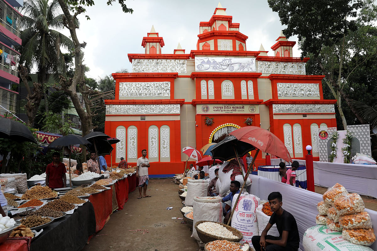 পূজামণ্ডপ ঘিরে বাহারি সব খাবারের পসরা সাজিয়ে বসেছেন বিক্রেতারা