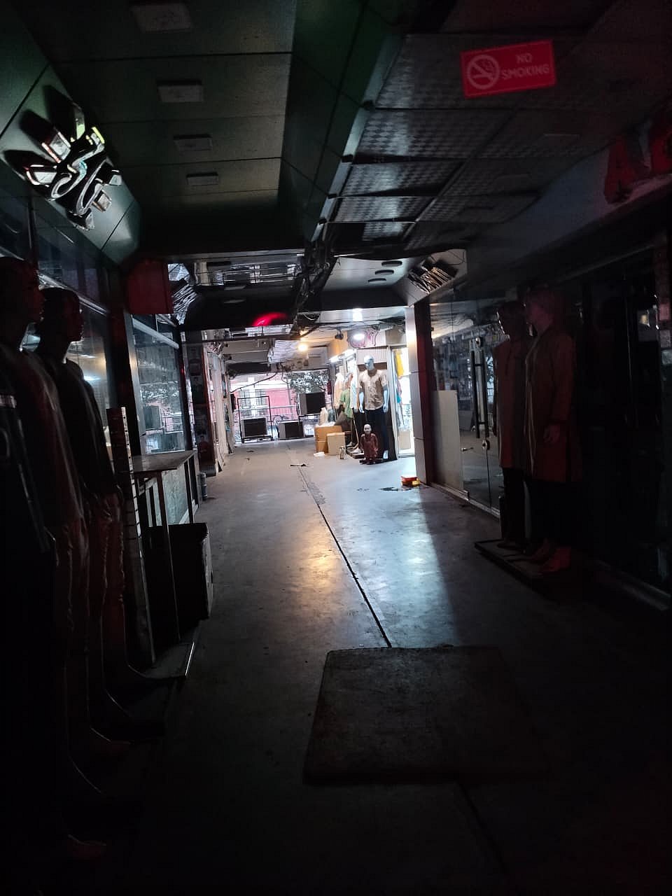 আজিজ সুপার মার্কেটের ফটকে তালা, ব্যবসায়ীদের মধ্যে আতঙ্ক