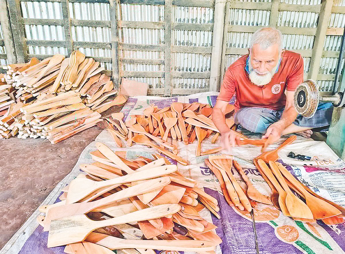 কাঠের চামচ-খুন্তি-ডালঘুঁটনি বদলে দিল এক জনপদ