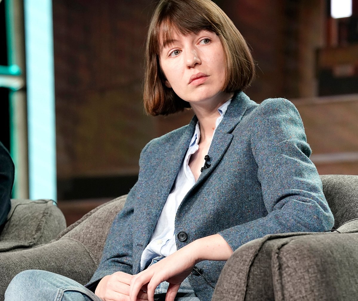 গ্রেপ্তারের আশঙ্কায় যুক্তরাজ্যে যাননি স্যালি রুনি