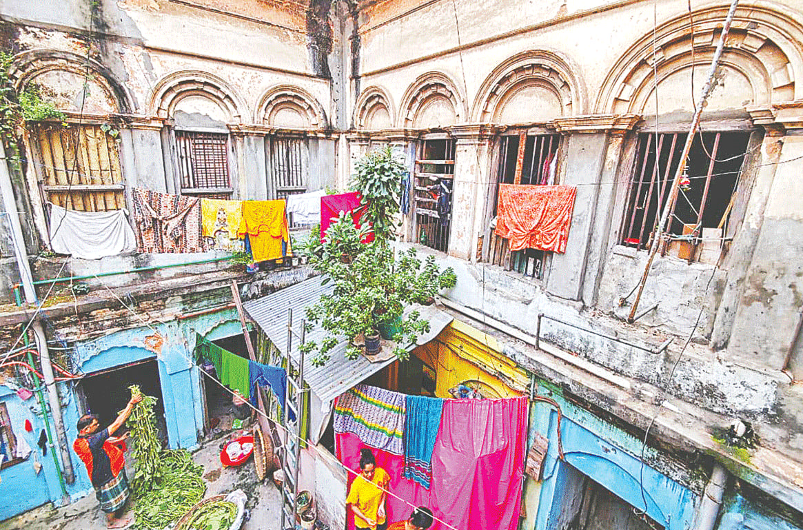 এক বাড়িতে দুটি সচল কুয়া