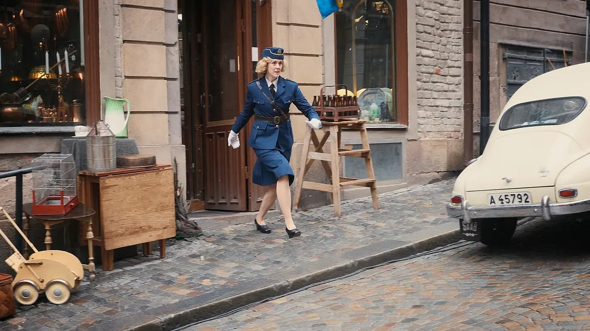 স্কার্ট পরে পুলিশি দায়িত্ব...