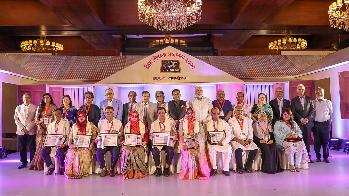 আইপিডিসি-প্রথম আলো প্রিয় শিক্ষক ২০২৫ সম্মাননাপ্রাপ্ত (সামনে চেয়ারে বসা) বাঁ দিক থেকে ৭ জন শিক্ষক এবং মরণোত্তর সম্মাননা পাওয়া ৩ জন শিক্ষকের পরিবারের সদস্যদের সঙ্গে পেছনে দাঁড়ানো অতিথিরা।