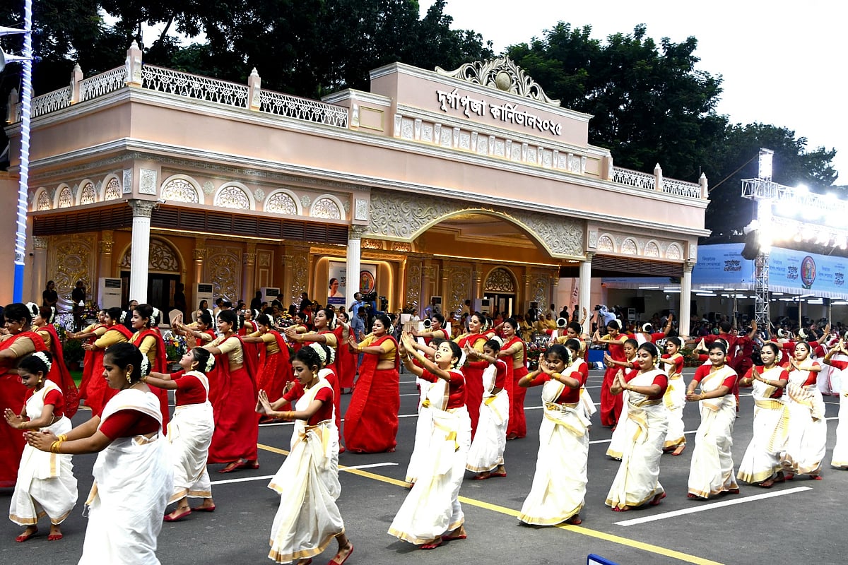 বৃষ্টি উপেক্ষা করে কলকাতায় জমজমাট ‘দুর্গাপূজা কার্নিভ্যাল’