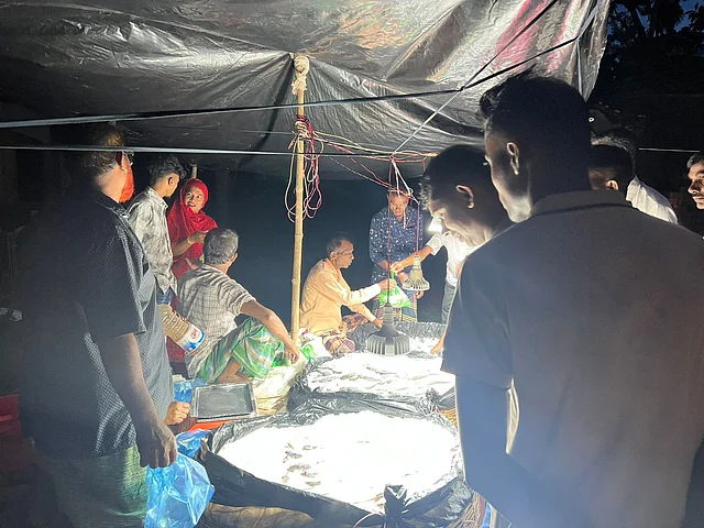 মেলার প্রধান আকর্ষণ হলো সারি সারি সাজিয়ে রাখা বিশাল আকারের মাছ