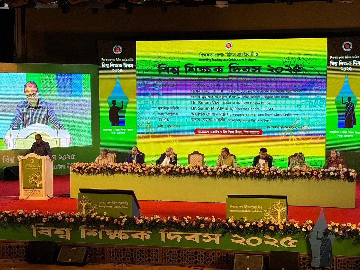 সহকারী শিক্ষকের বেতন কম্পিউটার অপারেটরের সমান, কলেজ অধ্যাপকের বেতন যুগ্ম সচিবেরও নিচে