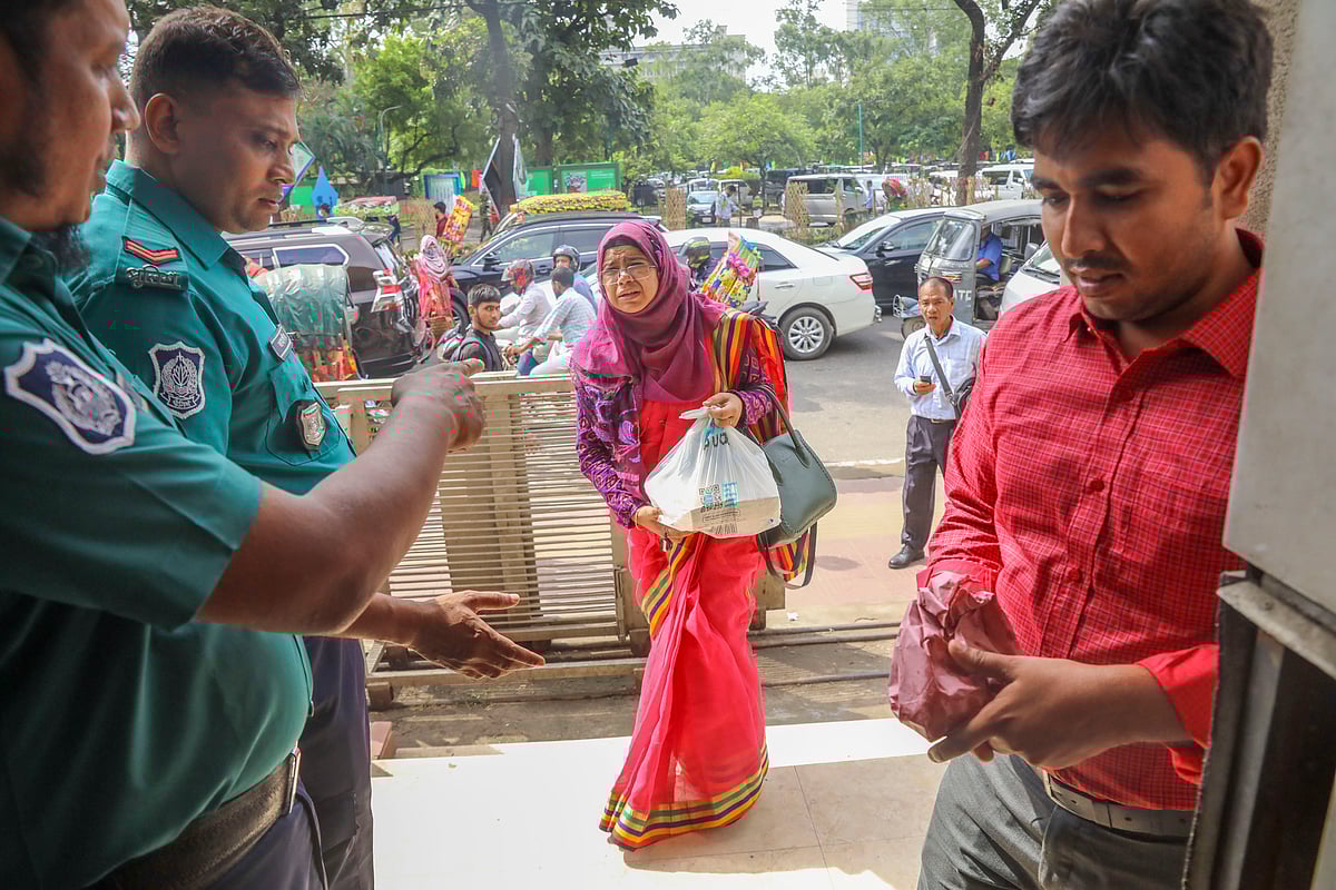 সচিবালয়ে প্রবেশপথে প্লাস্টিকের ব্যাগ বহনকারীদের প্লাস্টিকের ব্যাগ বহন করতে নিষেধ করছেন পুলিশের সদস্যরা 