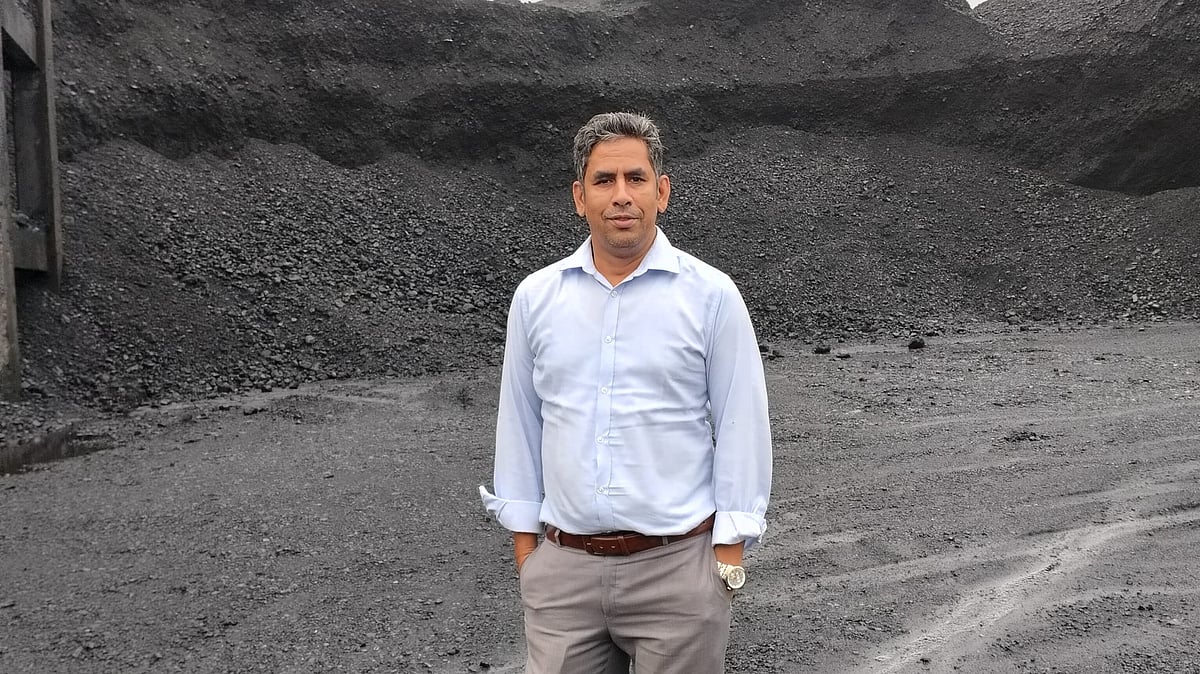 চুয়েটের এই শিক্ষকের সহায়তায় বিদেশে পড়ালেখা, চাকরির সুযোগ পাচ্ছেন অনেক শিক্ষার্থী