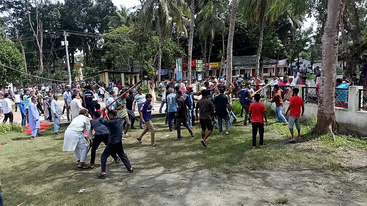 মাদারীপুরে প্রশাসনের সামনে বিএনপি দুপক্ষের সংঘর্ষ | প্রথম আলো