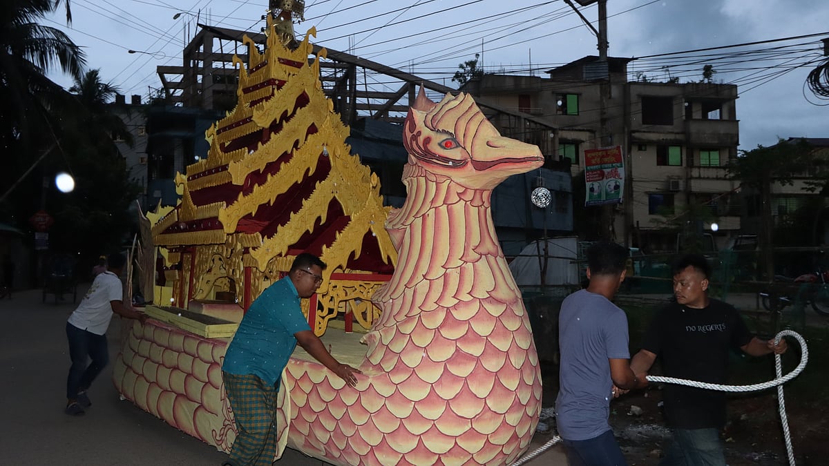 রাজহংসের আদলে তৈরি ঐতিহ্যবাহী মঙ্গল রথ বিহারে নিয়ে যাওয়া হচ্ছে।