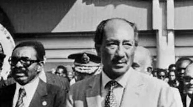 কুচকাওয়াজেরই অংশ ভেবে স্যালুটের জন্য দাঁড়িয়েছিলেন সাদাত, তখনই গুলি করেন খুনিরা