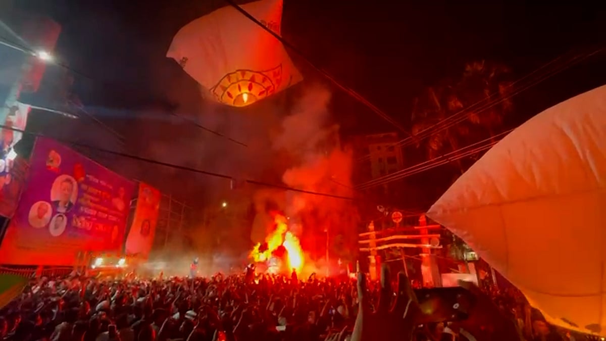 প্রবারণা পূর্ণিমায় হয়ে গেল চট্টগ্রামের সবচেয়ে বড় ফানুস উৎসব | প্রথম আলো