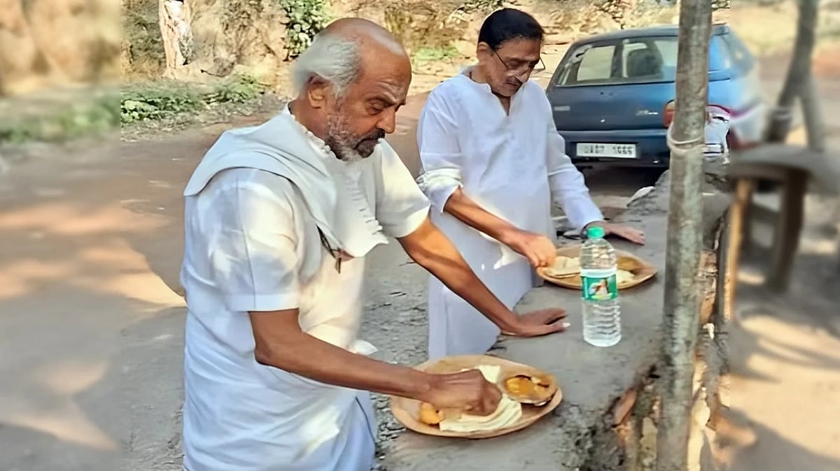 রাস্তার ধারে শালপাতার থালায় খেলেন রজনীকান্ত, ছবি ভাইরাল