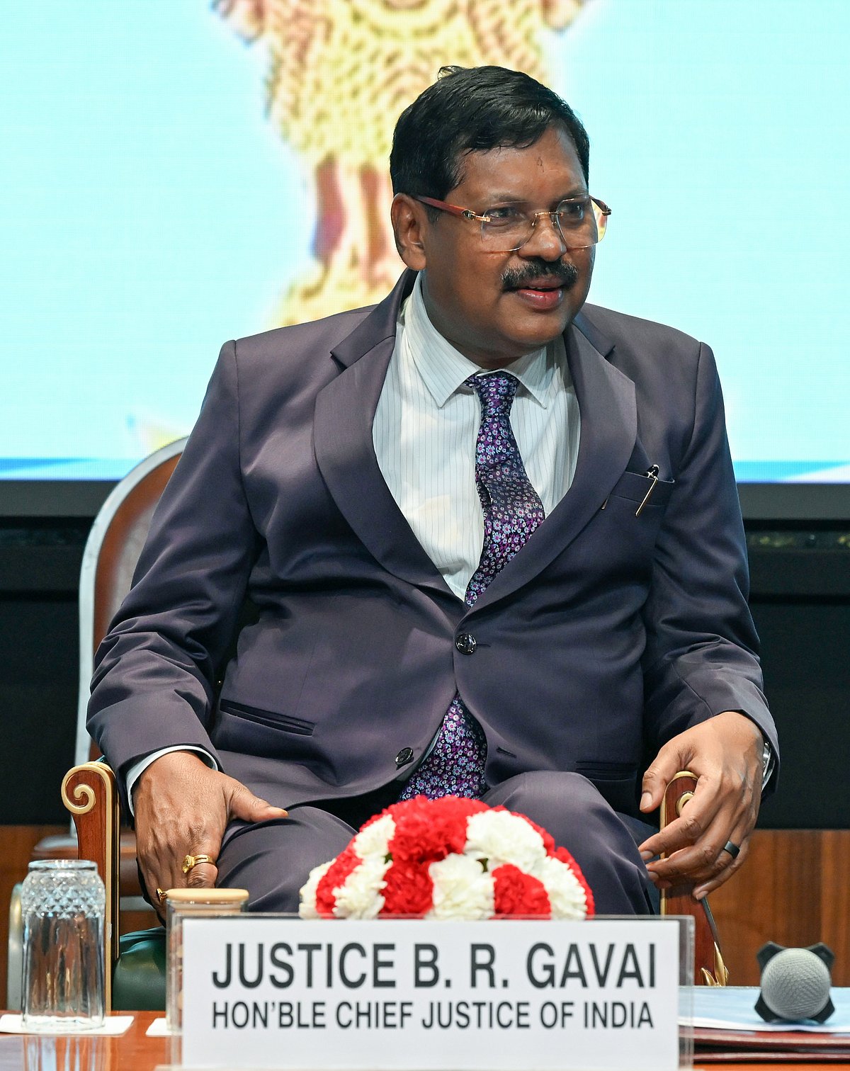 ভারতের প্রধান বিচারপতি গাভাইয়ের দিকে জুতা ছুড়ে মারলেন আইনজীবী