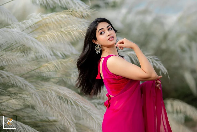 খোলা চুলেই চার্ম ছড়াচ্ছেন উর্বী এই লুকে
