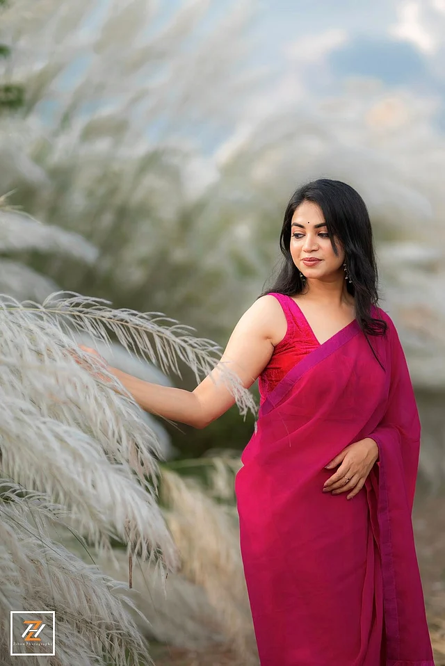 শাড়ির সরু বর্ডারে দেখা যাচ্ছে  পার্পলের ছোঁয়া