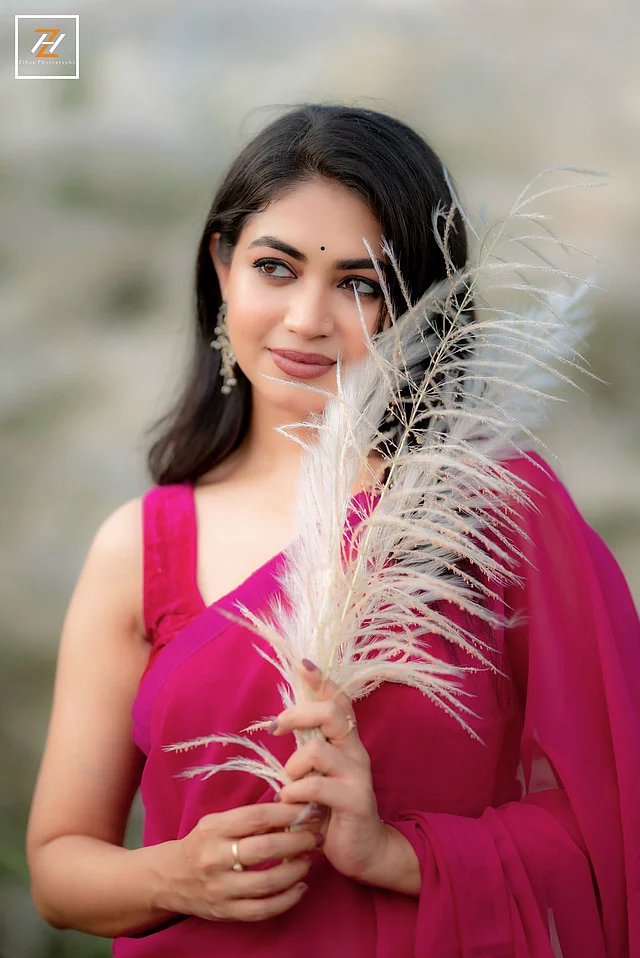 বাড়তি আকর্ষণ দিচ্ছে ছোট কালো টিপ