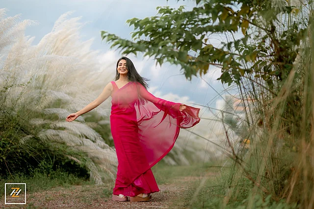 আকর্ষণীয় এই লুকে তিনি কাশবনে ঝড় তুলেছেন রীতিমতো
