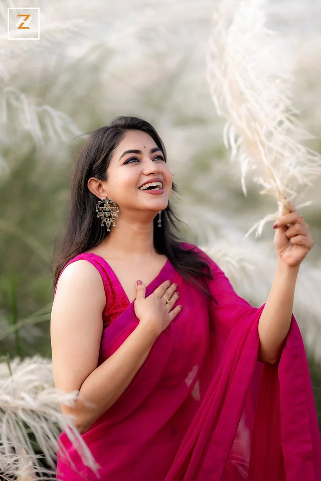 এমন দিনে কাশবিলাস না করলে হয়! আর সেসময় নিজেকে ম্যাজেন্টা শাড়ির সাজে ফ্রেমবন্দী করেছেন উর্বী