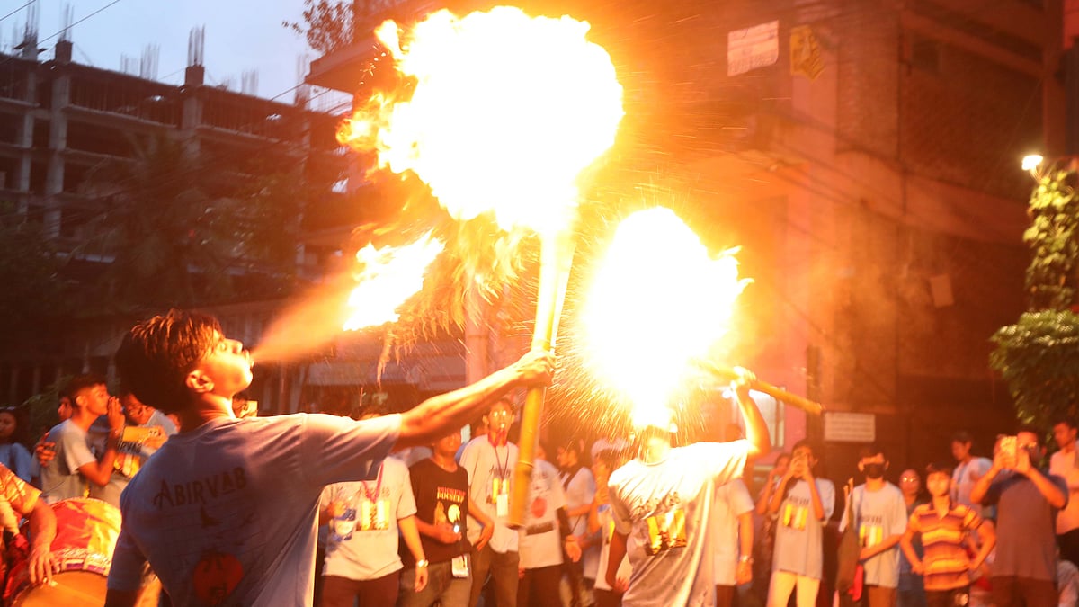 কেরোসিন দিয়ে মশাল জ্বালানো হচ্ছে