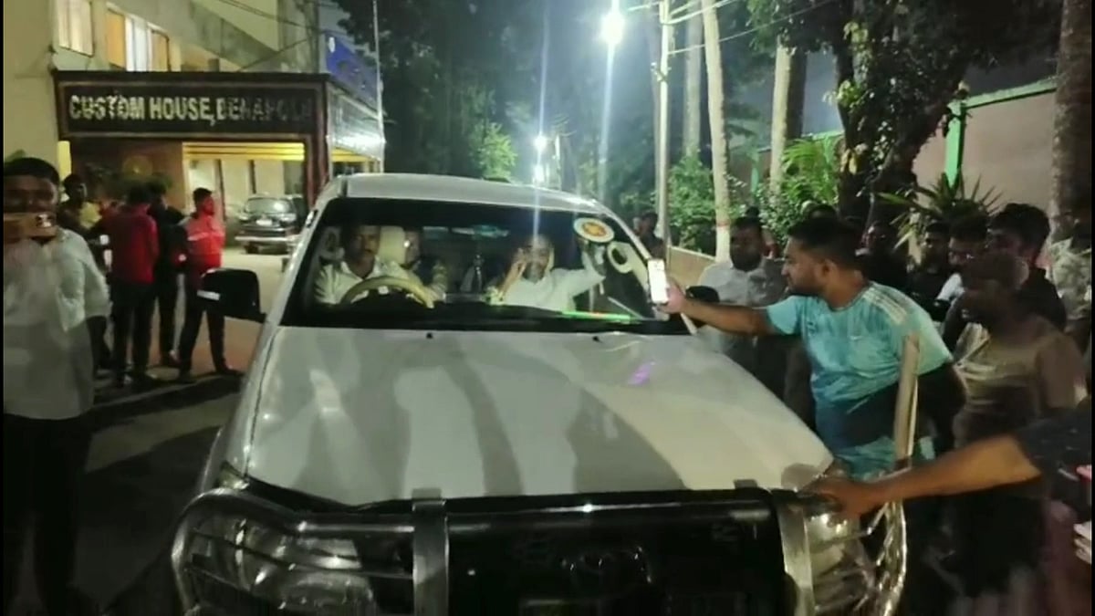 বেনাপোল কাস্টমসে দুদকের অভিযান, ফেরার পথে দুদকের কর্মকর্তারা অবরুদ্ধ