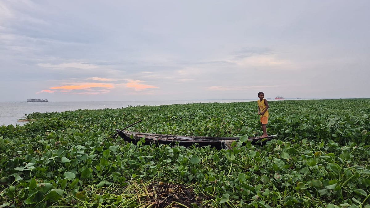 পুলিশের উপস্থিতি টের পেয়ে নৌকা রেখে সটকে পড়েন জেলেরা