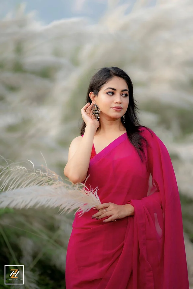 নজরকাড়া অক্সিডাইজড ঝোলানো দুল খুব মানিয়েছে উর্বীকে