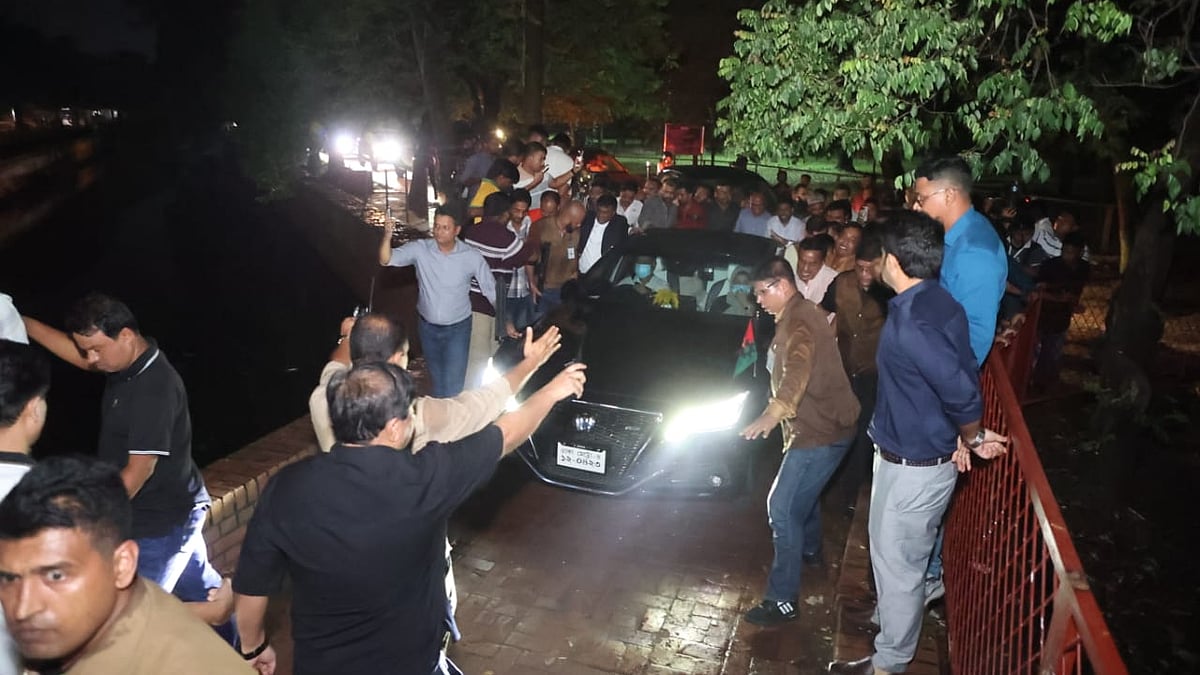 বুধবার রাত ১১টার দিকে রাজধানীর শেরেবাংলা নগরে জিয়াউর রহমানের সমাধির কাছে খালেদা জিয়ার গাড়িবহর দেখা যায়