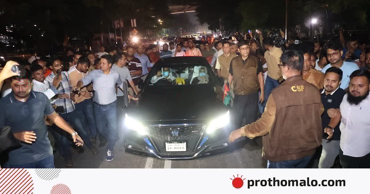 জিয়াউর রহমানের সমাধিতে খালেদা জিয়া জিয়াউর রহমানের সমাধিতে খালেদা জিয়া