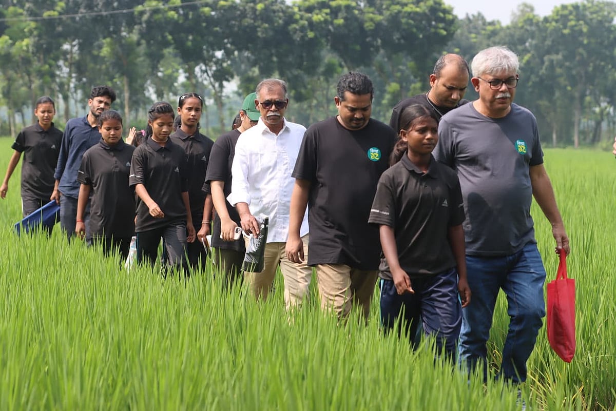 খেলোয়াড়দের সঙ্গে দেখা করতে যাচ্ছে কিশোর আলোর দল।