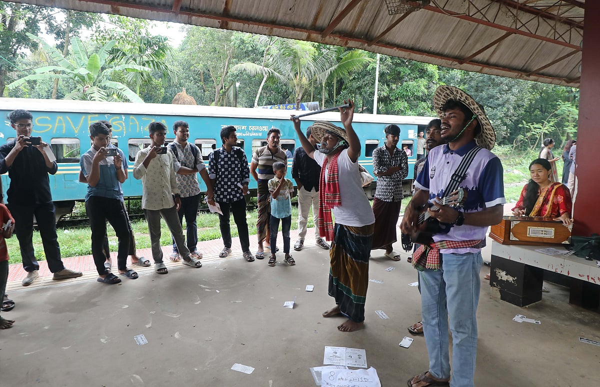 অভিনয় করে ভোটারদের মনোযোগ আকর্ষণের চেষ্টা
