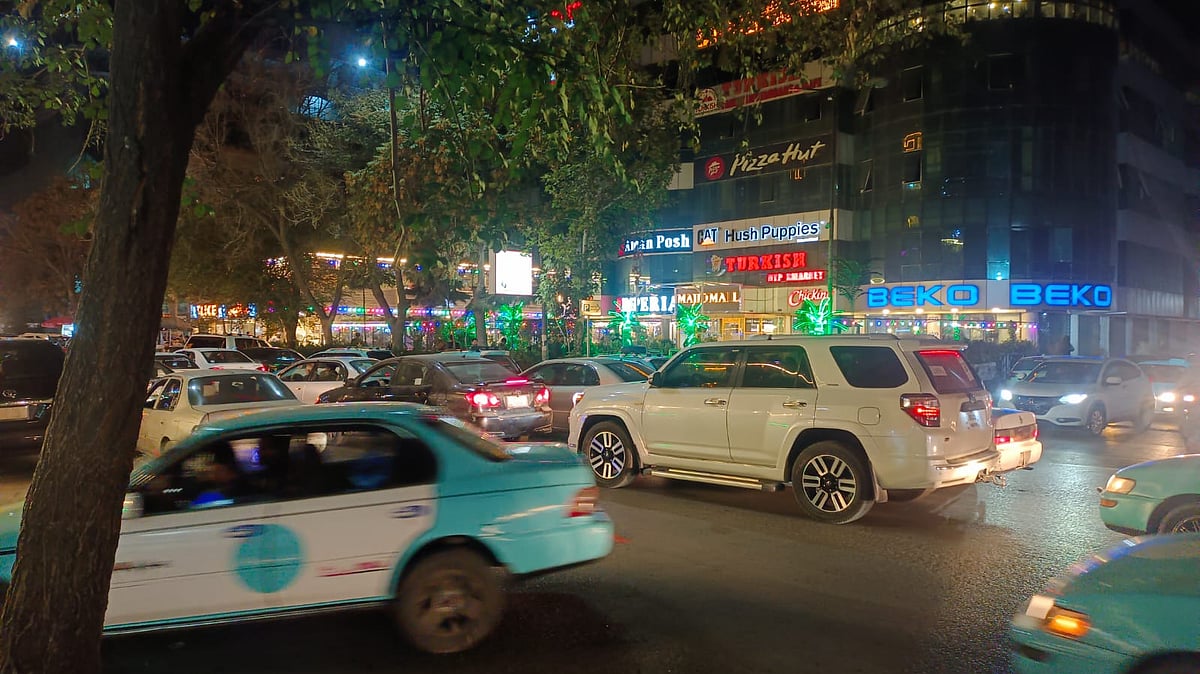 কাবুলে রাত ৯টায়ও সড়কে গাড়ির ছোটাছুটি